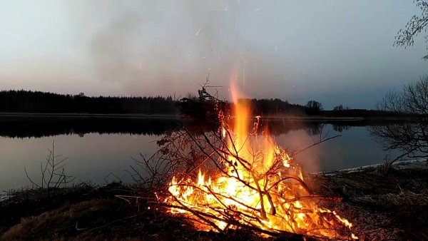 Костер у реки