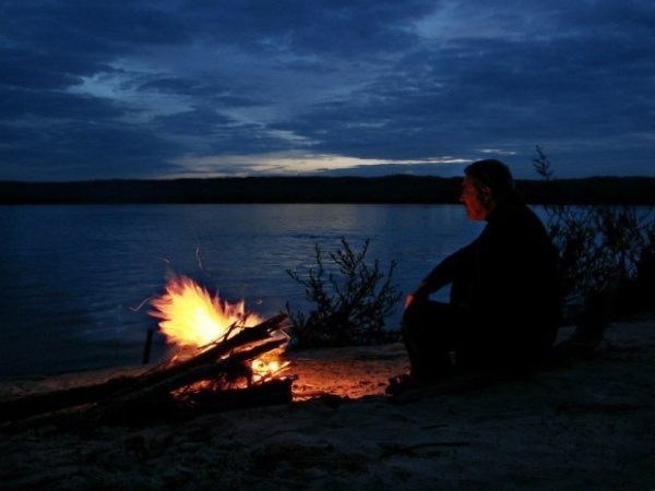 Костер на берегу озера