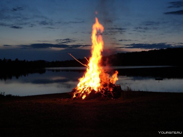 Костер на берегу озера