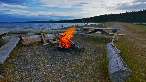 Костер на берегу