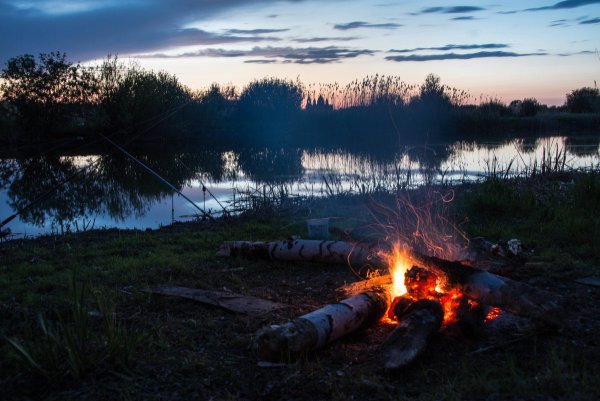 Костер на берегу реки