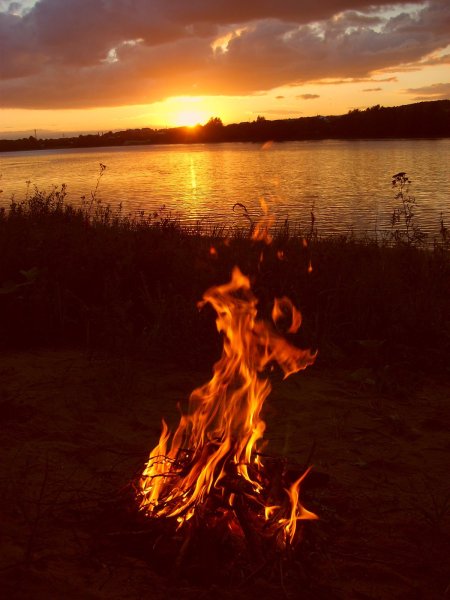 Костер у реки ночью