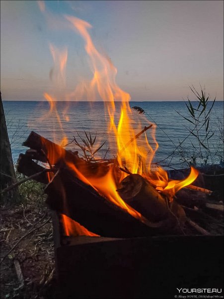 Костер на берегу реки