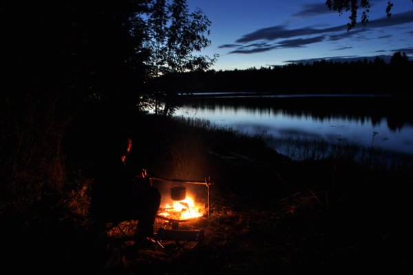 Костер у озера ночью