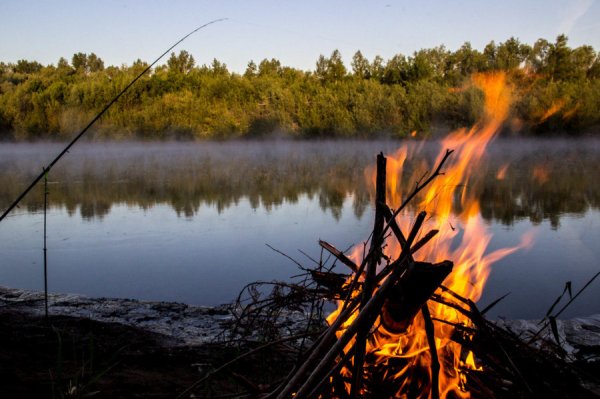 Берег реки костер