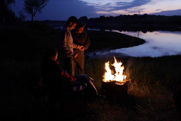 Девушка у костра ночью