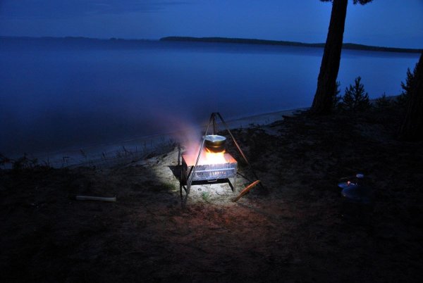 Палатка костер на берегу реки
