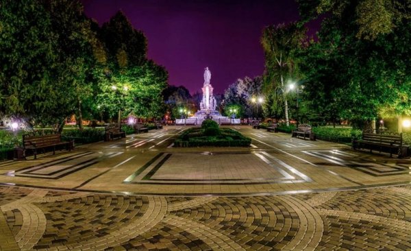 Екатерининский сквер Краснодар ночью