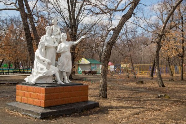 Статуи в Первомайском парке Благовещенск