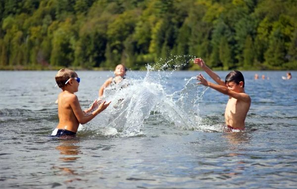 Дети купаются в озере