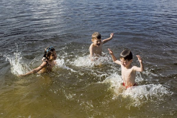 Дети моются в реке