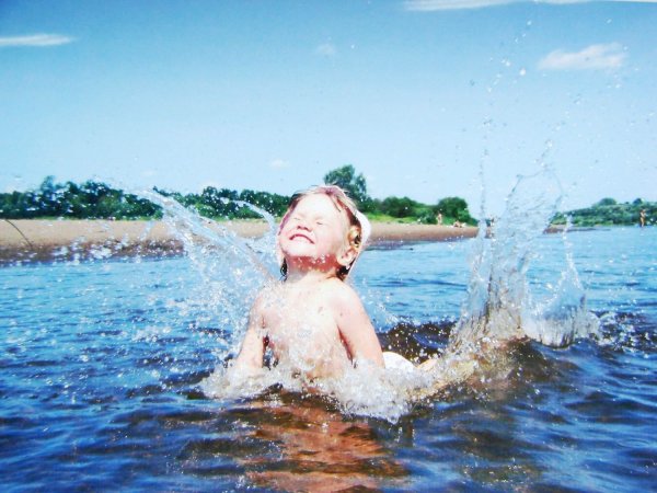 Дети купаются в реке