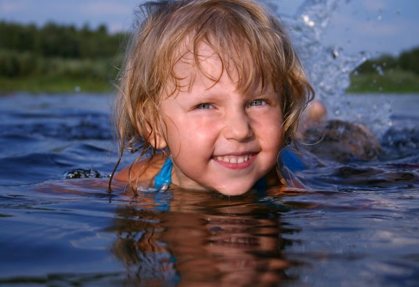 Девочка купается в речке