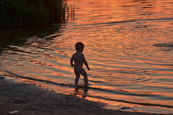 Мальчишки на речке