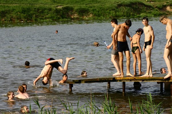 Купаться в озере