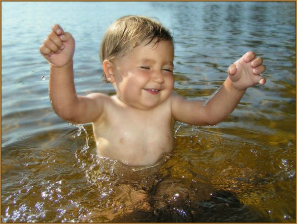 Дети купаются в реке