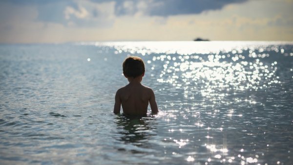 Дети на берегу моря