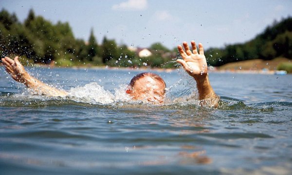 Ребенок тонет