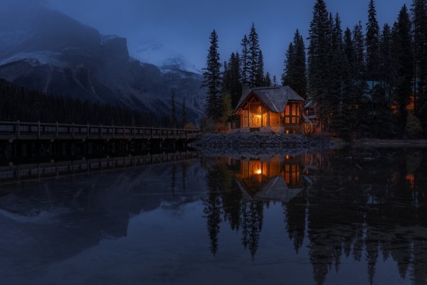 Хижина в лесу у озера