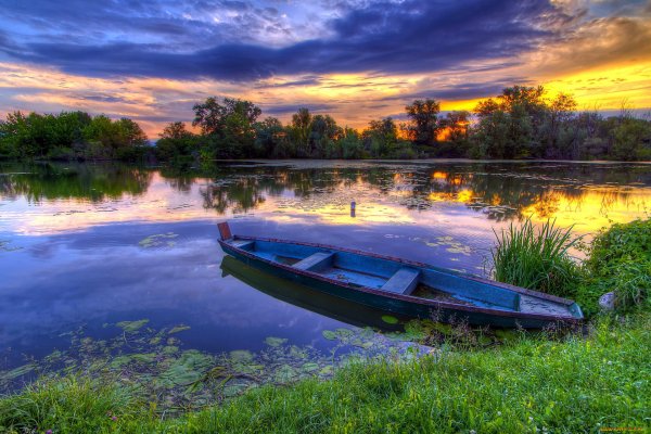 Лодка на берегу реки