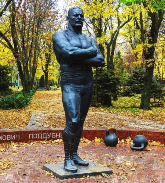 Иван Поддубный памятник