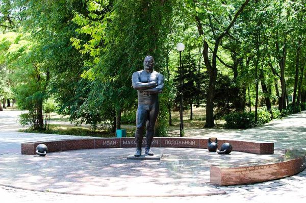 Памятник Поддубному в Ейске