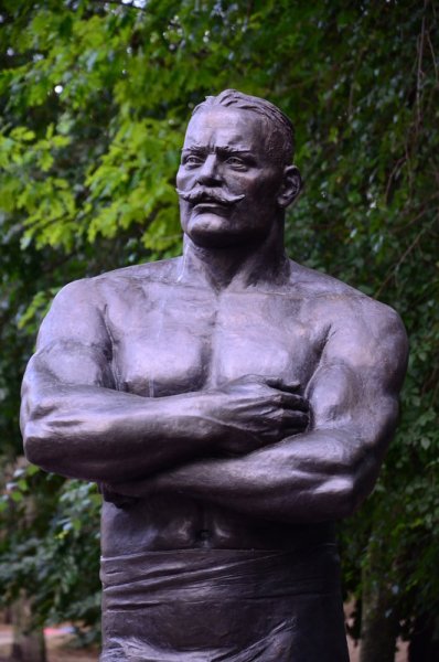 Иван Поддубный памятник