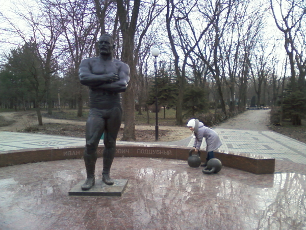 Иван Максимович Поддубный памятник