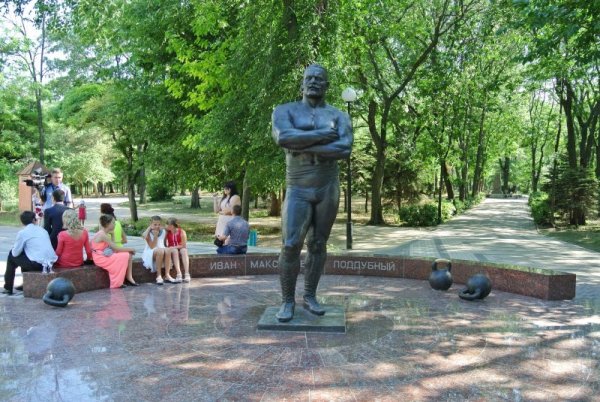 Памятник Поддубному в Ейске