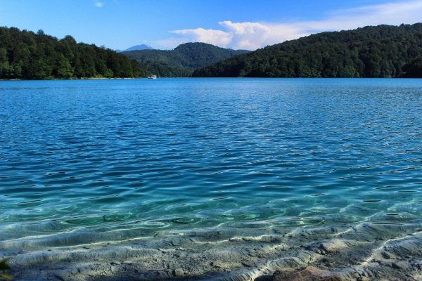 Озеро с прозрачной водой
