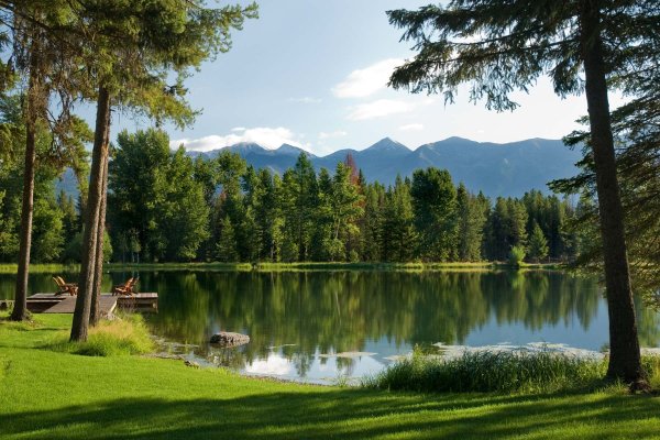 Дом в лесу у озера