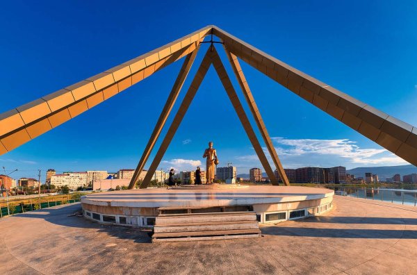 Памятники Махачкалы памятник русской учительнице