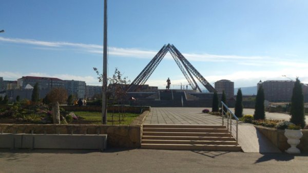 Памятник русской учительнице в Махачкале