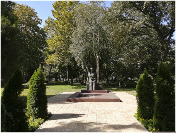 Памятник фазу Алиевой Махачкала