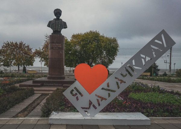 Памятник Сулейману Стальскому в Махачкале