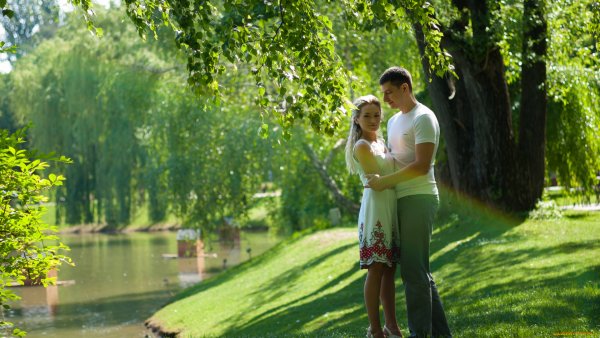 Парень девушка парк