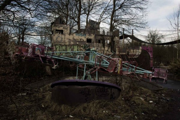 Заброшенный парк аттракционов Диснейленд жуткий