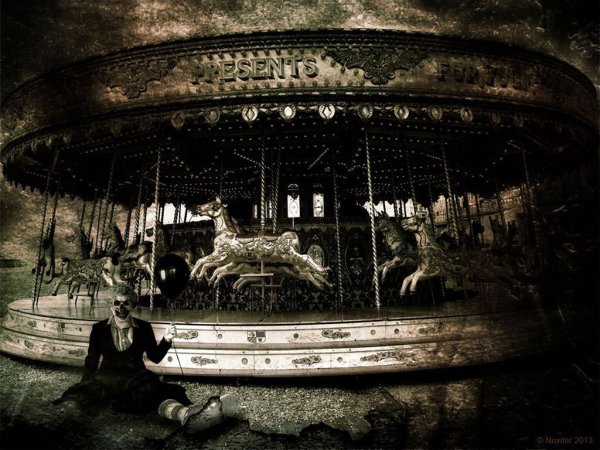 Заброшенный парк аттракционов ночью