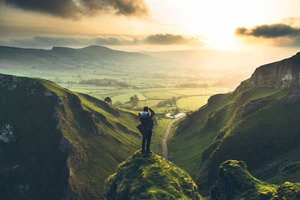 Красивые горы и человек