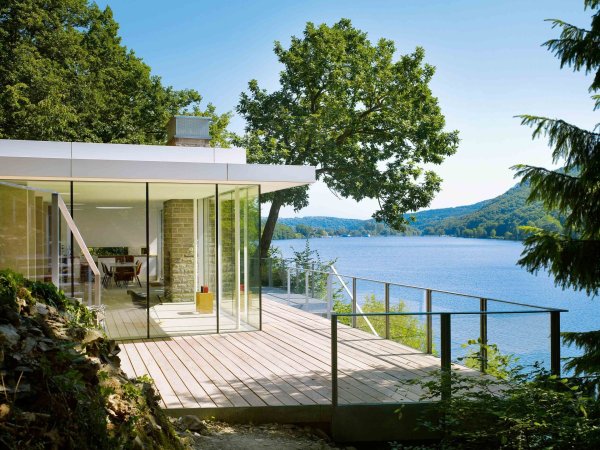 Современный дом на берегу озера