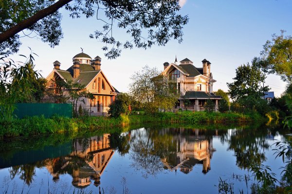 Красивый дом у водоема