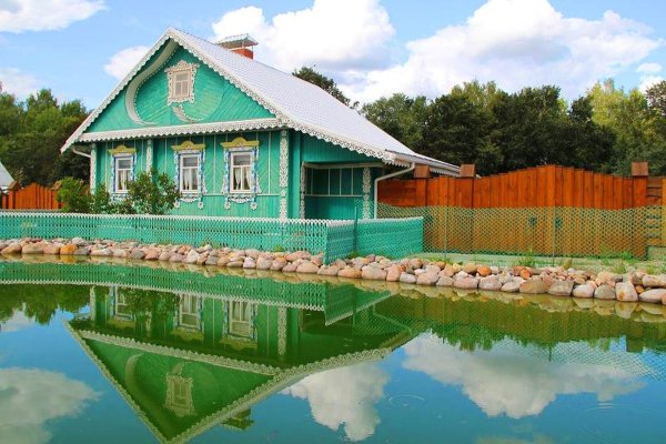 Домик у пруда в деревне