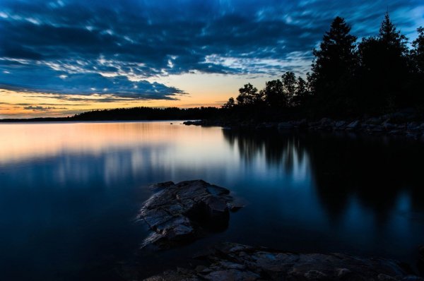 Берег озера ночью