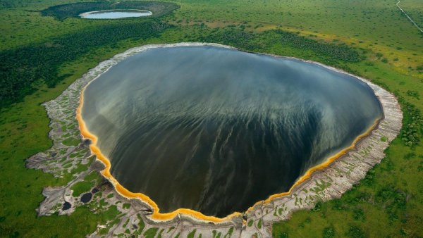 Кратерное озеро Альбертина рифт- Африка.