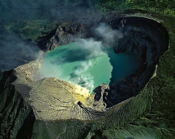 Вулкан Иджен Индонезия