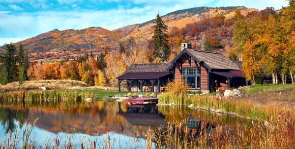 Штат Монтана домик у озера