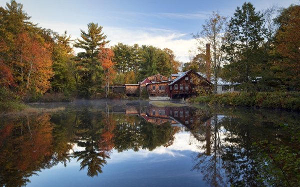 Домик у озера осенью