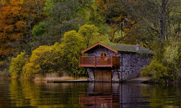 Дом в лесу у озера