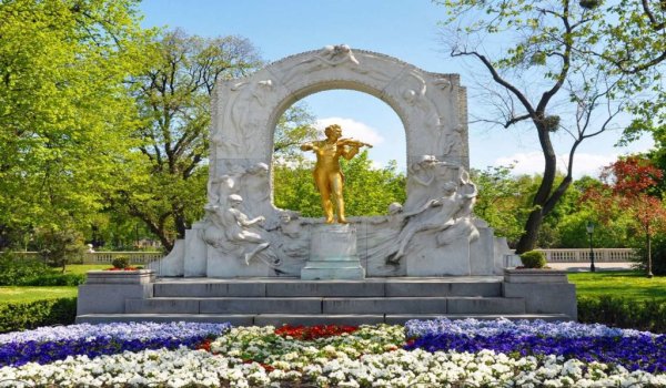 Памятник Штраусу в Вене