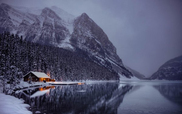 Дом у озера в горах зимой